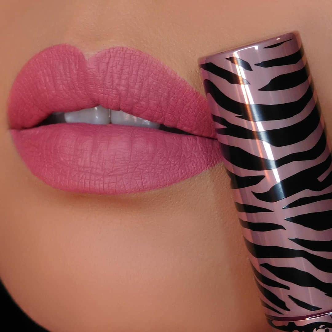 LiveGlamのインスタグラム：「On Fridays, we wear “Exotic” 👄 This dusty rose is perfect for a night on the prowl! 🐾 💄 what’s your favorite shade from our February Lippie Club collection?! #LiveGlamFam  📷: @chassydimitra」