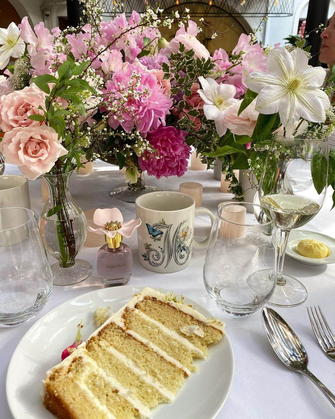 Monique Lhuillierのインスタグラム：「Let them eat cake! 🍰 Celebrating my girl 🌸 #moniquelhuillier #galentinesday #birthdaygirl」