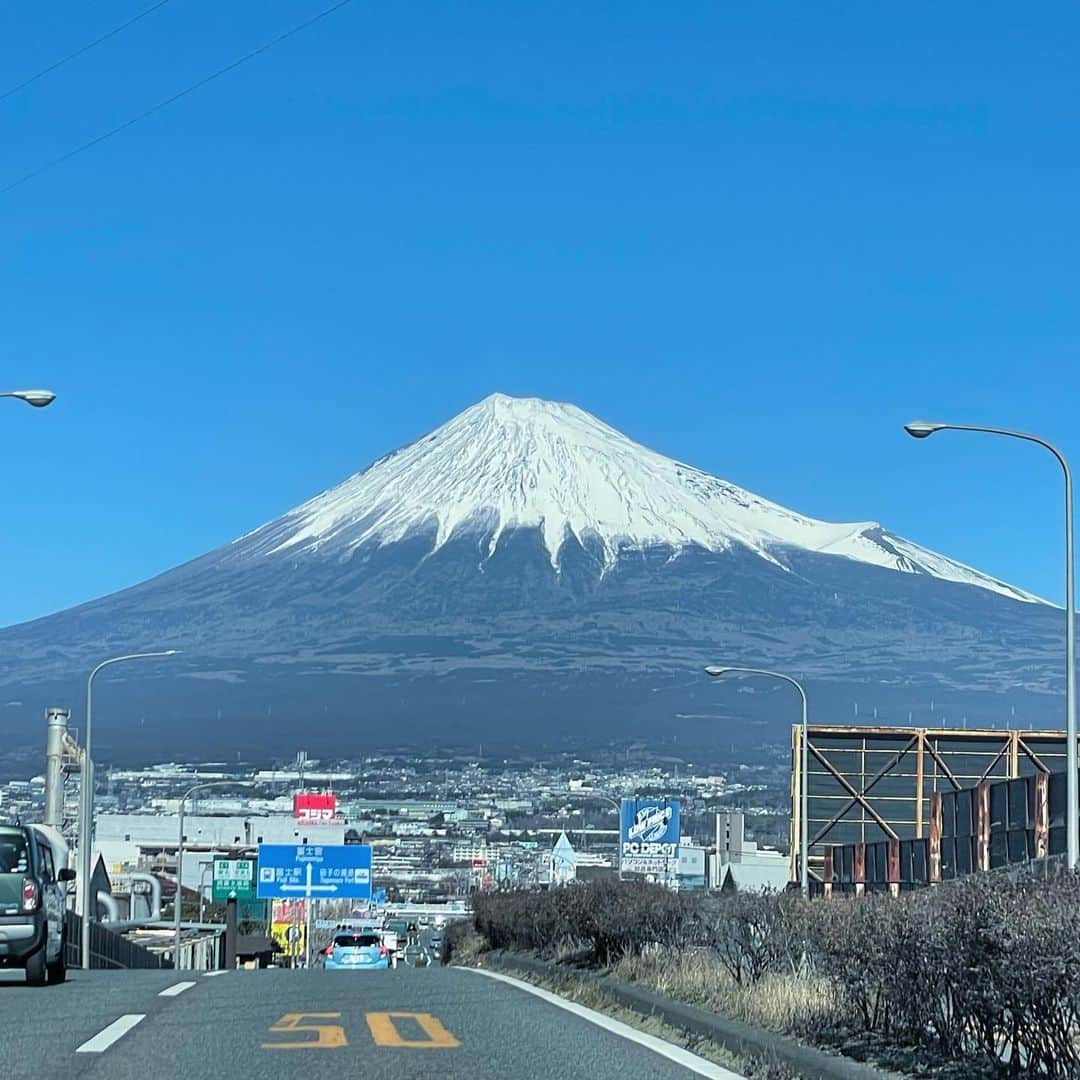 小野澤玲奈さんのインスタグラム写真 - (小野澤玲奈Instagram)「富士山が大きく見える中学校で 職業講話をする機会をいただきました👩‍🏫  これまでも授業や入社式で何度かあったものの 記者として仕事の話をするのは初めてで、 どうかな〜と思ったけど  すごく真剣！ 前のめりな視線を感じて、 感想も素晴らしくて、、 興味を持ってくれたみたい  自分の仕事に 誇りを持ちなおしました😉  どんな職業でも 誰かのために汗をかいて働く大人になってね！ と思ったのでした  次々に掛けられる こんにちは や ありがとうございます の言葉が 澄み切っていて…若さっていいな☺️  行きのタクシーの運転手さんに 「富士山すごいですね！」と言うと 「きょうはまぁいい方だね」と。  これでいい方か〜さすが富士市と思ったら  「年に２〜３日あるうちの１日だな」と笑  え、やっぱりね！笑 特別きれいな日だったみたい🚕  生徒さんは朝の富士山が特別綺麗と教えてくれました☺️  キャトルエピスのパティシエさんも講師で来ていて 帰りに寄りました💓 朝ごはんでケーキ食べるの楽しみ〜  #キャリア教育 #職業講話  #中学校 #講師  #富士市 #富士山  #キャトルエピス #キャトルエピス富士店 #quatreepice」2月20日 3時43分 - reina.onozawa