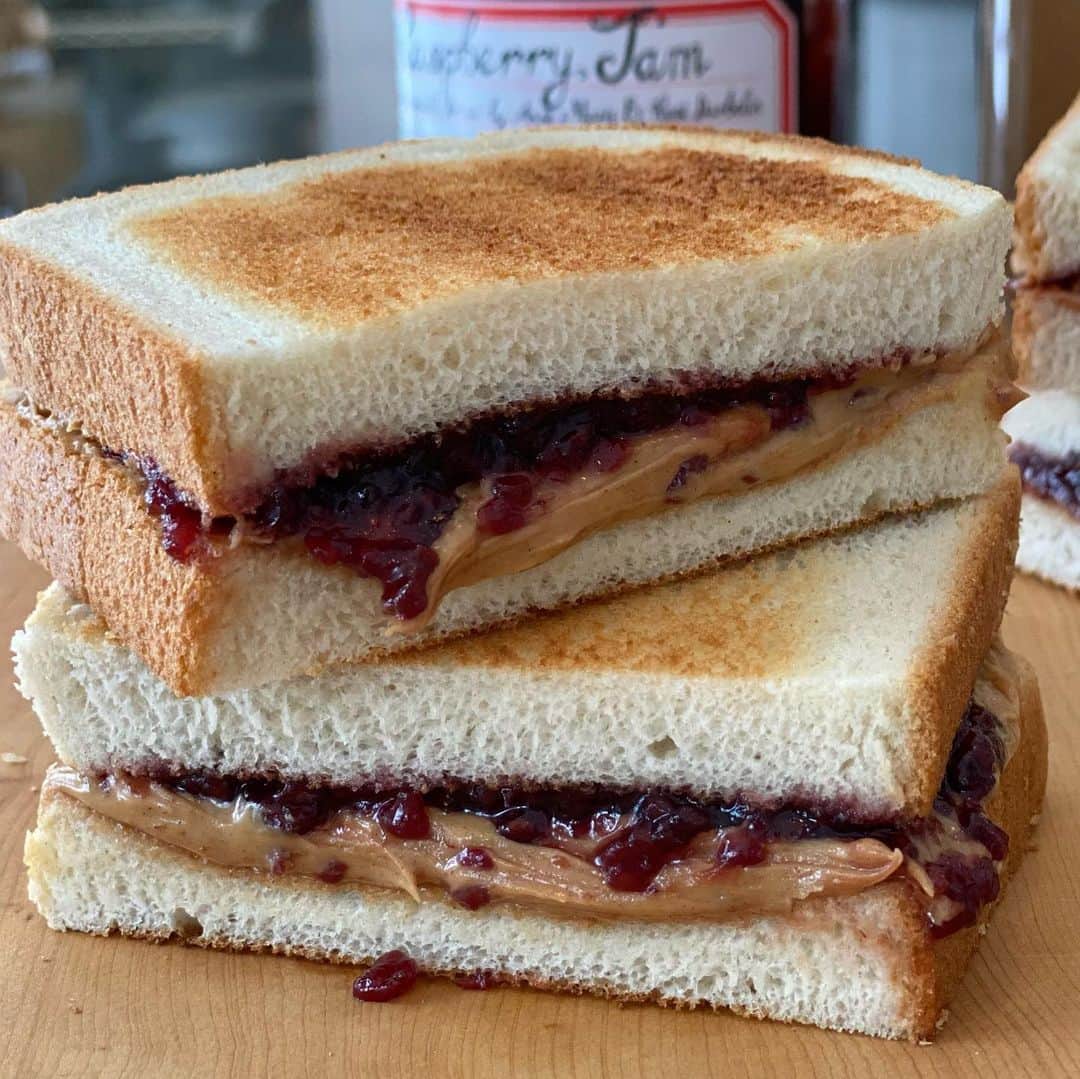 アイナ・ガーテンのインスタグラム：「Lunch date!  Jeffrey and I make PB&Js, drive down to the beach, sit in the car, and listen to the podcast The Daily.  #simplepleasures #nolifeguardonduty」