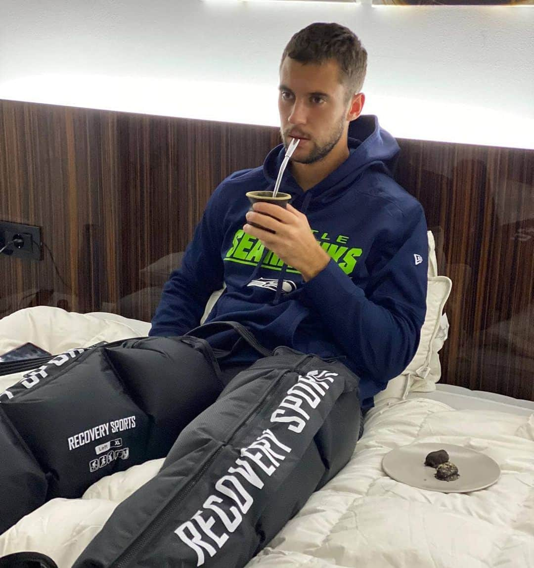 ラスロ・ジェレさんのインスタグラム写真 - (ラスロ・ジェレInstagram)「After a hard day of practicing💆🏻‍♂️ Recovery boots, mate, dark chocolate covered dates with almonds inside and netflix 🙃🧉🎬 #thatseahawkshoodie What is your favourite tv show?🙂」2月20日 3時45分 - lacidj_95