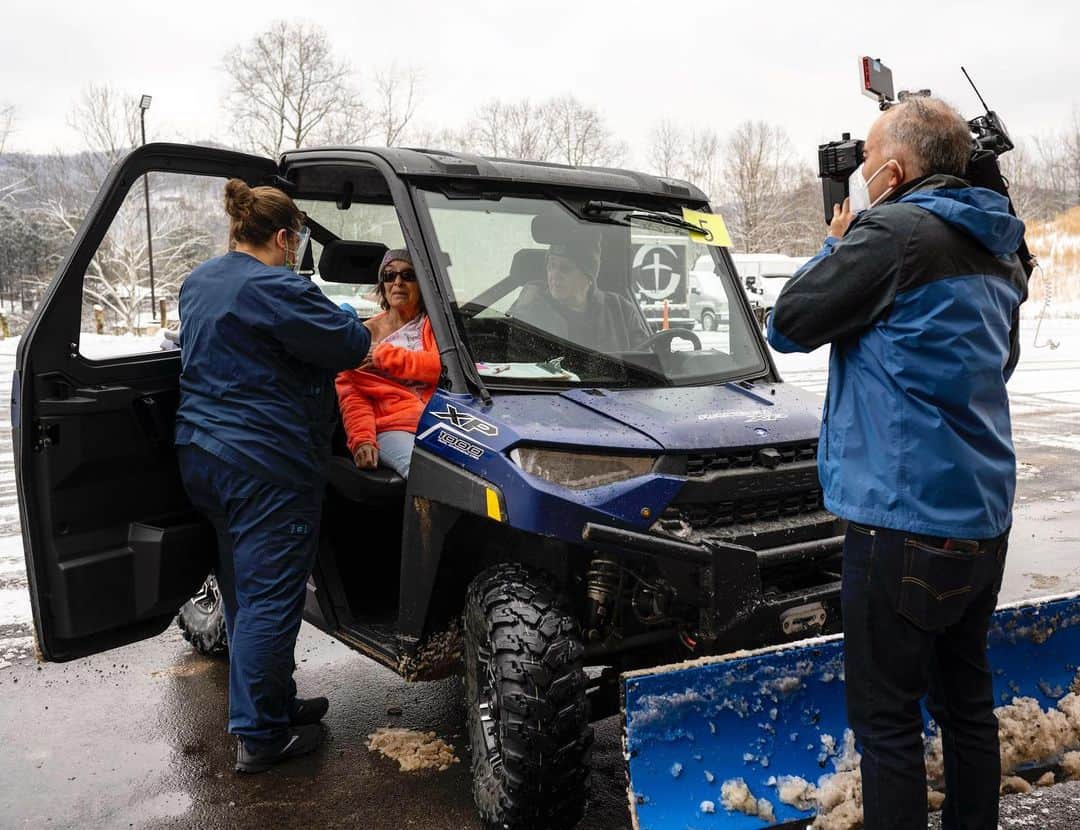National Geographic Creativeのインスタグラム：「Photo by @moniquejaques / Despite a snowstorm that prompted a state emergency and canceled schools, West Virginians are determined to get their vaccines— including this couple who traveled to the Braxton County site on an ATV, much to the amusement of television news. As the majority of its 1.8 million residents live in communities of fewer than 2,500 people, the rollout strategy relies heavily on local community sites like this one in Braxton County. West Virginia is one of the states leading the charge in administering COVID vaccines and currently has administered first doses to 14% of the population.」