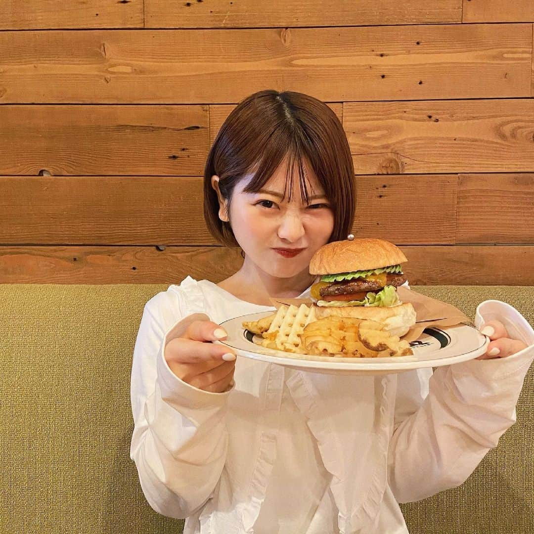 にたまごさんのインスタグラム写真 - (にたまごInstagram)「🍔🍟🍔🍟﻿ ﻿ ﻿ ハンバーガーがふたつ、、？？👶🏻🍔﻿ ﻿ ┈┈┈┈┈┈┈┈┈┈┈┈┈┈┈┈┈┈┈┈﻿ #にたまご #顔丸い  #丸顔 #ハンバーガー #でかすぎ」2月19日 22時22分 - __nitamago__