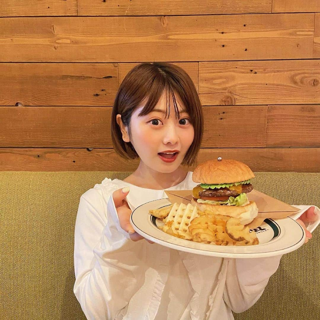 にたまごさんのインスタグラム写真 - (にたまごInstagram)「🍔🍟🍔🍟﻿ ﻿ ﻿ ハンバーガーがふたつ、、？？👶🏻🍔﻿ ﻿ ┈┈┈┈┈┈┈┈┈┈┈┈┈┈┈┈┈┈┈┈﻿ #にたまご #顔丸い  #丸顔 #ハンバーガー #でかすぎ」2月19日 22時22分 - __nitamago__