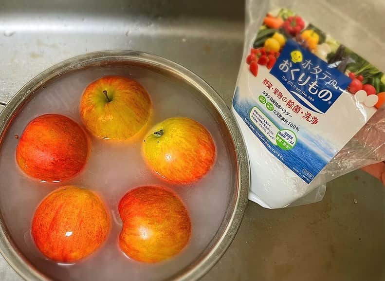藤井美加子のインスタグラム：「☆ 皆さまもおうちご飯増えたよね？今日はね日舞の帰りに、安い食材まとめ買いしてきたよ♪  ☆無駄にしない保存方法載せるね☆ 使えるのあったら試して見てね！皆さんもこんな保存方法あるよ♪って言うのがあったら教えてね👩‍🍳  ◆りんごの農薬除去（ホタテの粉を少し入れて水につけ込んでおくと農薬が浮かんでくるよ♪皮付きのまま安心して食べられるの） ◆バナナは一本づつ茎の部分をラップで包んで冷蔵庫に入れると長持ちして、皮が黒くても中は新鮮だよ　 ◆ニンニク保存（一個づつ分けてキッチンペーパーに包んでジップロックに入れてチルドに入れると凄ーく長持ちだよ） ◆生姜の保存（スライスしたもの、固まりと分けて、水に付けて冷蔵庫保存すると、長持ちするし時短料理になるよ）  #農薬除去#果物#野菜保存方法#バナナ保存方法#ニンニク保存方法#生姜保存方法#食材管理#美肌食マイスター#アンチエイジングアドバイザー#三木美加子#うちごはん」