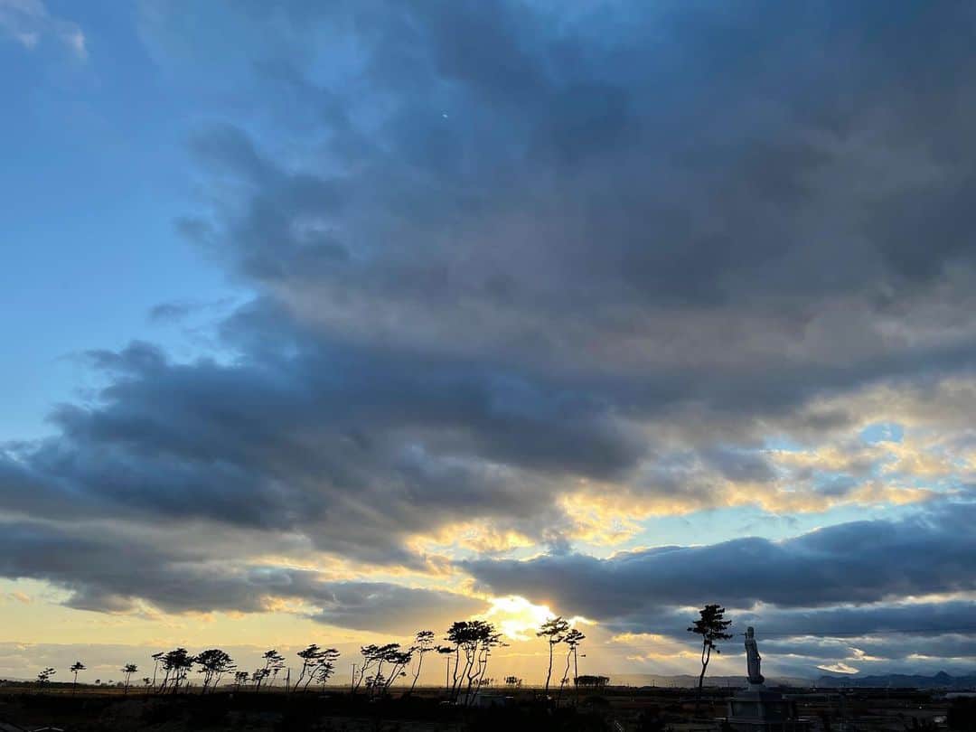 若林翔子さんのインスタグラム写真 - (若林翔子Instagram)「加工なし♡ 綺麗な夕陽見れて元気満タン😊  #夕陽　#綺麗な景色　#癒し #天使のはしご　#angelladder」2月19日 22時16分 - shokowakabayashi1685