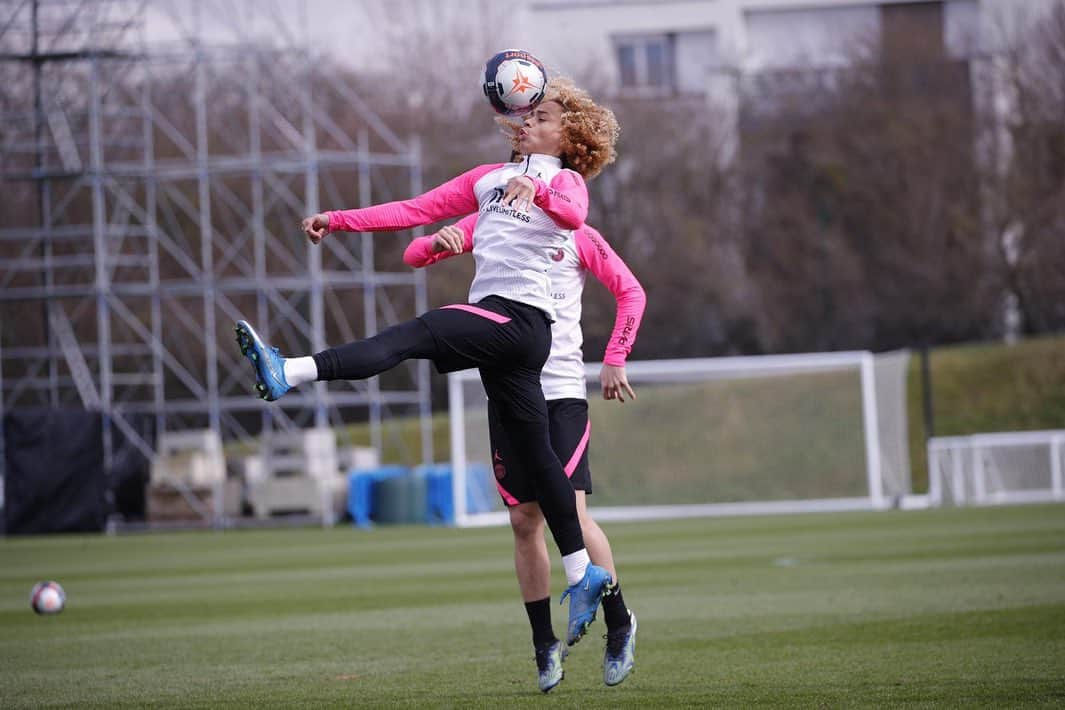 シャビ・シモンズさんのインスタグラム写真 - (シャビ・シモンズInstagram)「😁⚽️❤️ : : : : : : : #ICICESTPARIS #AllezParis #ParisSaintGermain #PSG #Paris #training #train #keeppushing #footballdreams #everydayisdayone #football #sport #team  #soccer #love #player #lovethisgame #attitude #passion #happy #psg #paris #motivation #gogoles #futbol #nike #xavi #xs #xavisimons #allez」2月19日 22時16分 - xavisimons