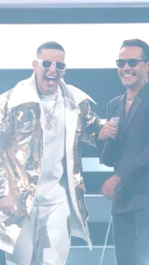 ダディー・ヤンキーのインスタグラム：「Salte del medio qué están pasando los 🤴🏾 🤴🏻en @premiolonuestro #devueltapalavuelta  @marcanthony」