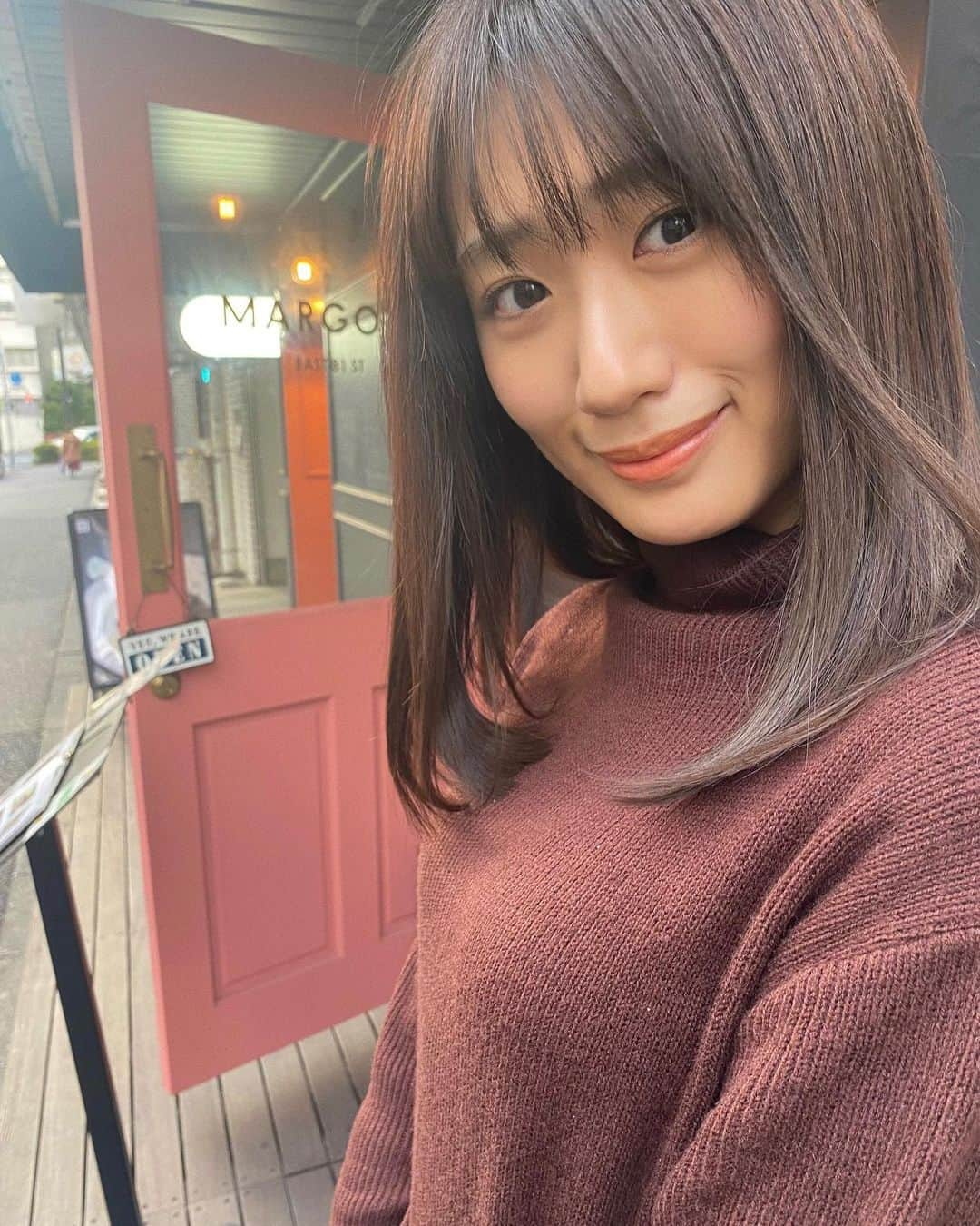 藤田奈那さんのインスタグラム写真 - (藤田奈那Instagram)「＊﻿ 皆さまいかがお過ごしですか🧸🌻﻿ ﻿ ﻿ 最近わたしは、午前中のうちに﻿ 軽めの筋トレと有酸素運動をすることが習慣化して﻿ 心も身体も調子が良いです😌﻿ ﻿ あと、身体に優しいお料理にもハマっていて﻿ 今日は低糖質のチョコレートバスクチーズケーキが﻿ 上手に焼けてるんるんでした♪﻿ ﻿ ﻿ そして、先日久しぶりに﻿ 美容院 @accomplish_salon へ💇🏻‍♀️﻿ ﻿ 髪が綺麗だと気分が上がるので﻿ 大切な時間だなと改めて感じました🌱﻿ ﻿ 担当は @accomplish_shun さん﻿ いつもありがとうございます☕️﻿ ﻿ ﻿ 明日も笑顔で過ごしましょうね☺️﻿ ﻿ ﻿ ﻿ #accomplish #ミネコラ #ミネコラトリートメント #ミネコラパーフェクト3 #プラチナミネコラ #酸熱トリートメント #トリートメント #水素 #水素トリートメント #エニム #シリカ #❤️」2月19日 22時17分 - fujitanana_official