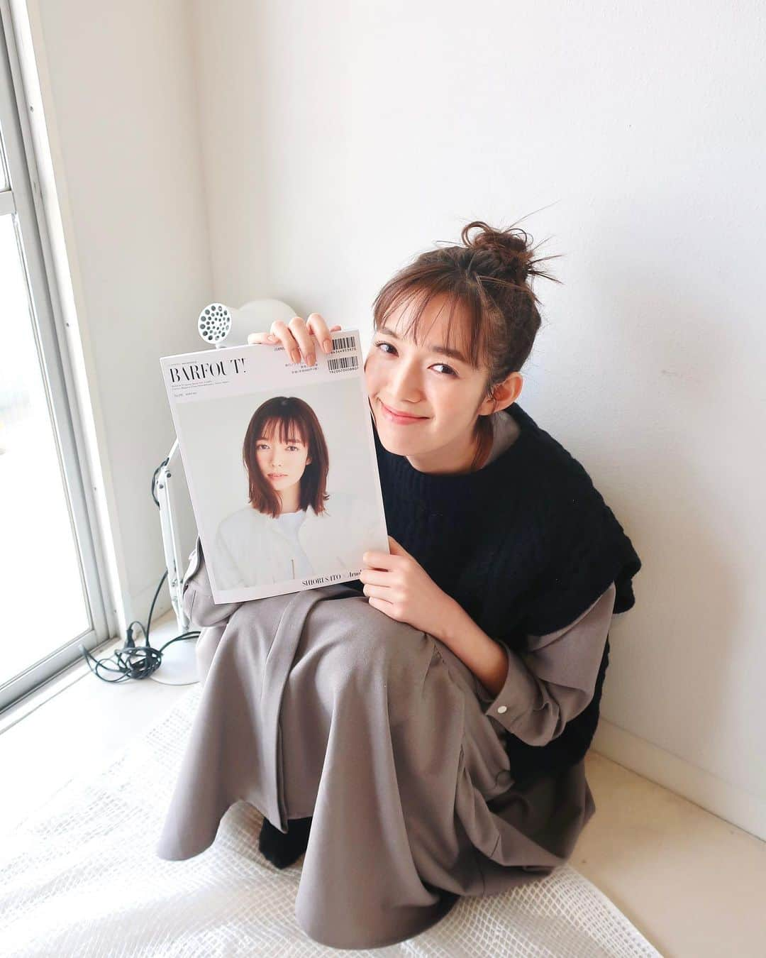 佐藤栞里さんのインスタグラム写真 - (佐藤栞里Instagram)「. 本日発売のBARFOUT! 3月号 参加させていただきました。 お気に入りの写真が裏表紙に😳 やったーーー！！ 中ページには、真っ青な空の下で 白い建物に座っている写真があるのですが。 実はとても高いところで🙊 どきどきしながら撮影しまして、 うしろでスタッフさんが支えてくれて 念のため下にもスタンバイしてくれて、、 でもとてもそんな風には見えない 素敵な写真になっていました🐮笑 ほんとはびくびくしてるんだな〜と思いながら見て 笑ってやってください☺️笑」2月19日 22時18分 - satoshiori727