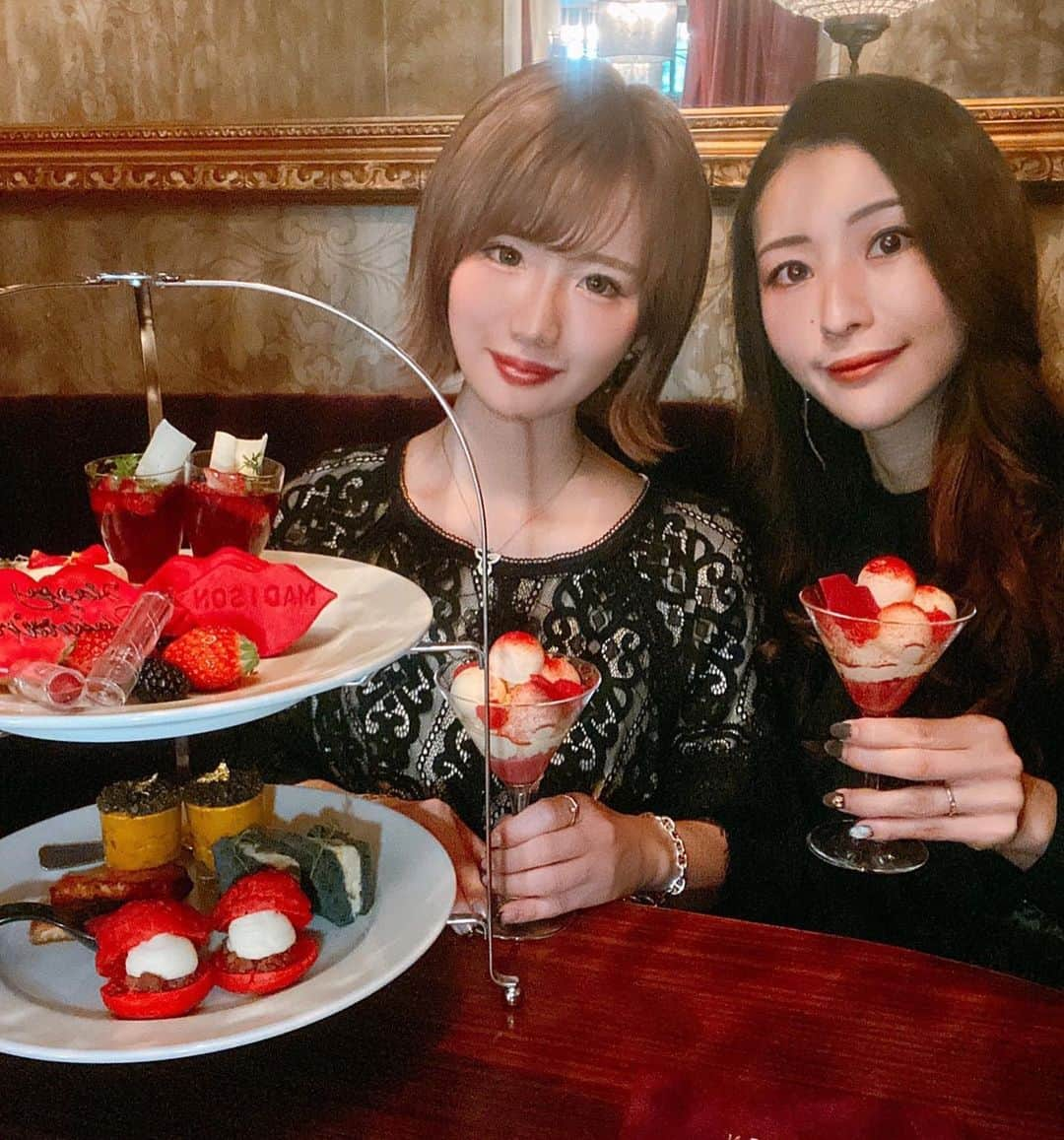 青山千夏さんのインスタグラム写真 - (青山千夏Instagram)「まいこちゃん @maimaiko29 と2人でアフタヌーンティー🫖✨ まいこちゃんとは数年前仕事で一緒になって、ちょっと前にまた仕事で会ってご飯行こ〜って話になって🍓 いっぱい話せて楽しかった👼 . . . . . #マディソン #マディソンニューヨークキッチン #アフタヌーンティー #アフタヌーンティーセット #アフタヌーンティー巡り #いちごスイーツ #afternoontea #afternoonteatime #strawberry #strawberrysweets #madisonnewyorkkitchen #sweets #sweetstagram」2月19日 22時20分 - chinatsu_aoyama0819