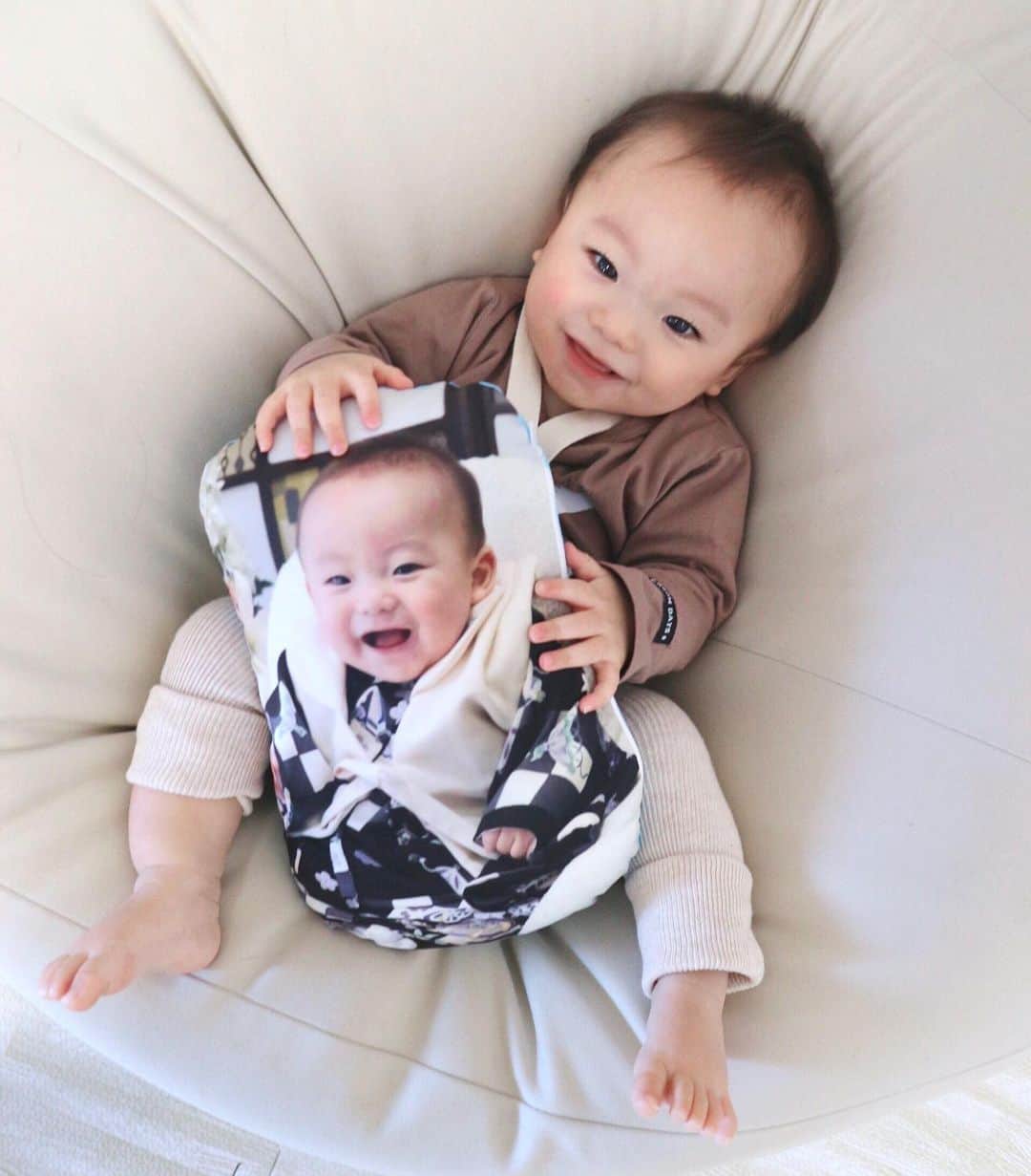 長谷川真美さんのインスタグラム写真 - (長谷川真美Instagram)「👶💕 ・ なかなか帰れない実家に 何かギフトを送りたくて @magomakura で #孫まくら を作りました✨ ・ あっという間に成長しちゃうから とっても貴重な今の時期👶✨ 遠くに住むじぃじばぁばが 見るたびに笑顔になるといいな💗 ・ ギフトとしてももちろんだけど 家族や夫婦の記念にも良さそうです🙆‍♀️ というか、兄はち君が可愛がってる💕 ・ #孫まくら #親バカ部 #孫 #サプライズギフト #赤ちゃん #出産記念 #記念品 #pr #はちきゅう兄弟 #きゅう成長記録 #孫 #出産ギフト #内祝い #お礼の品 #0歳児 #男の子ママ #ママライフ #ママスタグラム #ギフト #出産ギフト #孫ギフト」2月19日 22時20分 - maami.hase