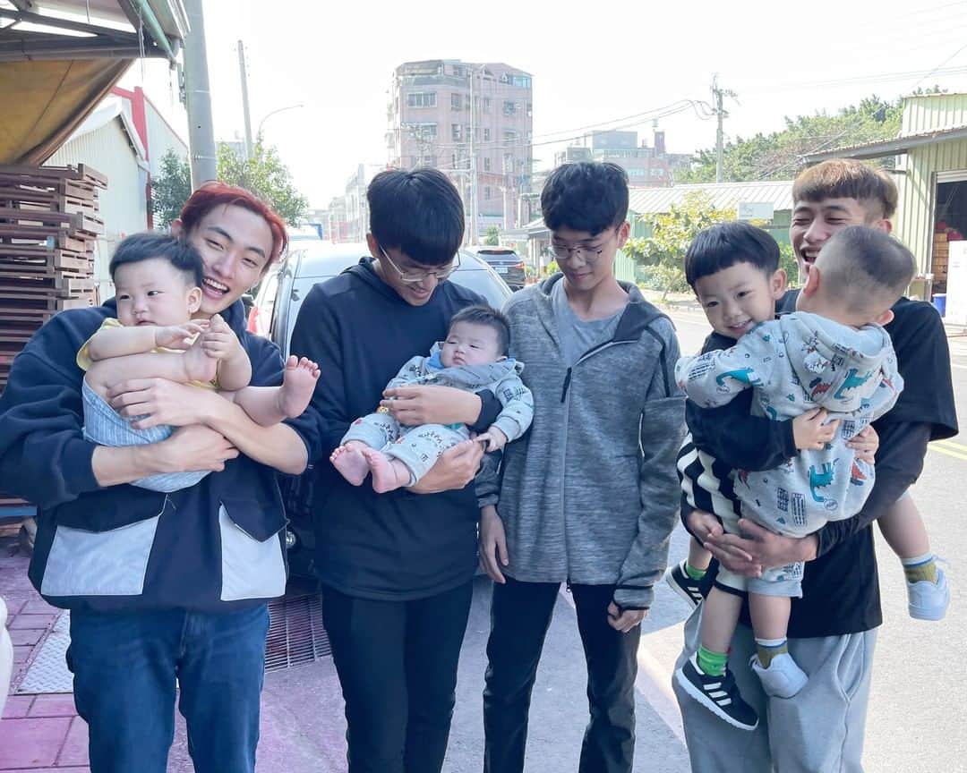 蔡阿嘎さんのインスタグラム写真 - (蔡阿嘎Instagram)「過年回北港就會發現...二伯家的男丁真的很旺盛！幾乎9成都是生男生，女生超少！哈哈～如果想請教包生男的秘訣，請私訊二伯...(咦？😆😆😆)」2月19日 22時20分 - yga0721