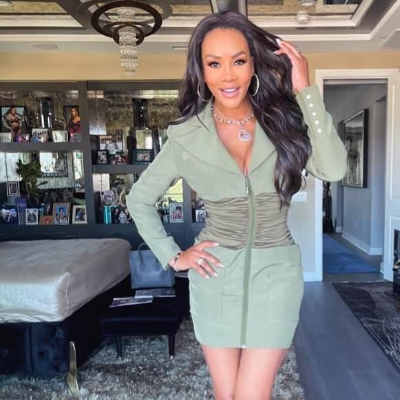 ヴィヴィカ・A・フォックスのインスタグラム：「TGIF Dawlings! #FabFri SLAY & Smiles ready 4 da weekend! Rocking @bellofcalifornia dress @giuseppezanottimia shoes @candyicejewelry Makeup & Pix @chrisamore_ Hair @kenyaonhair #LifeIsGood #GodIsGood #Blessed #Respect #GurlPower #VivicaFoxHair #TeamVivica #TeamFox #MyGrindDontStop #LegitimateCareer #BossMoves #LoveWins #ClassicBadChick 🤗💖🖤🤑👸🏽」