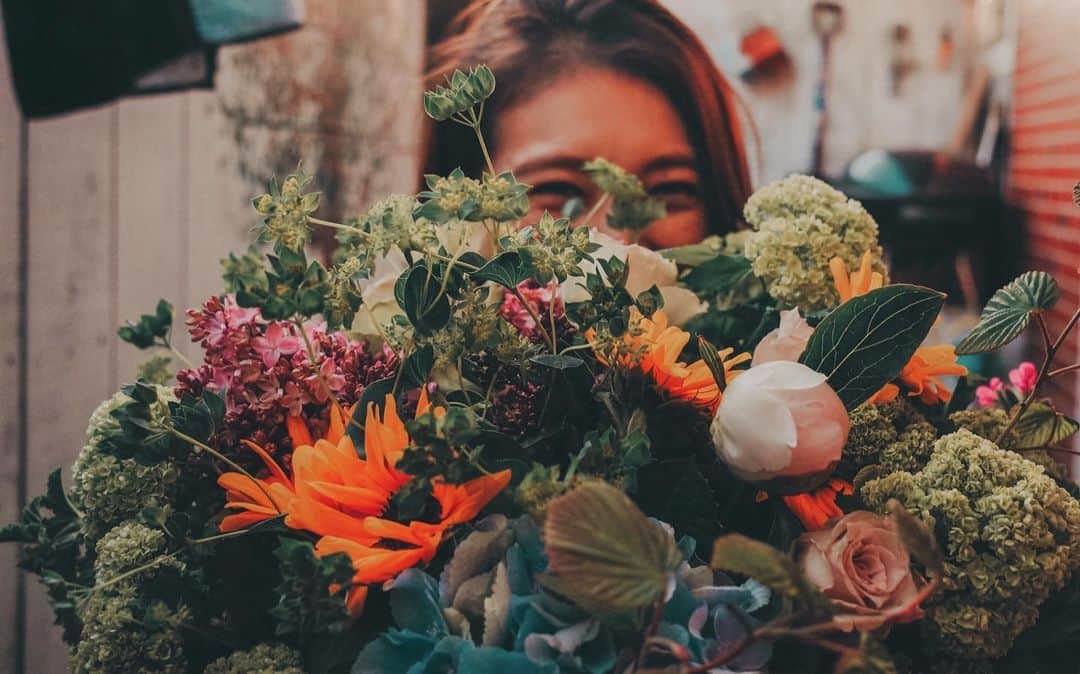 磯部映見のインスタグラム：「Happy month of love. Feeling blessed to be able to live in a house filled with flowers arranged by husband :)   写真は全く関係ないけど、バレンタインの日に放送された回で、担当してるInterFMのラジオ番組が5周年を迎えました  人生の６分の1!  この５年で妻になり母になり、、番組もリニューアルをして私はゆるゆるっと登場してますが、ぜひぜひ聴いてください。  DMでリクエスト曲送ってくださる皆様もありがとうございます。  全部聴いていつかのためにプレイリストへ入れてます。  音楽のちからって偉大  radikoでどうぞ♡  #interfm #musicismusic」