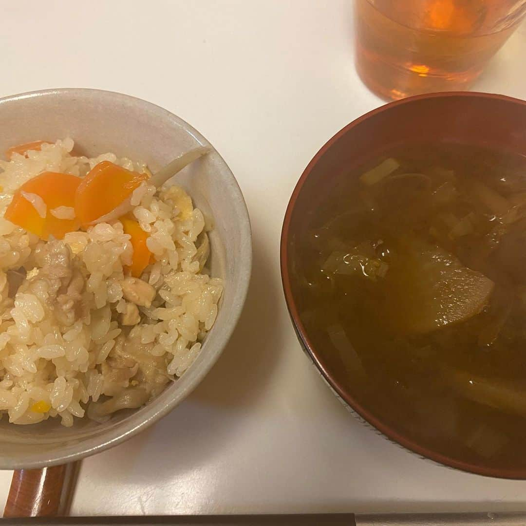 乃下未帆さんのインスタグラム写真 - (乃下未帆Instagram)「だーいすきな炊き込みご飯を作りました  秋の味覚のような具材にごま油とめんつゆでぽんっっ！ お味噌汁は赤出汁にしました🙆‍♀️ 明日は平塚でライブー！  #シンクでごはん」2月19日 22時32分 - noshita34