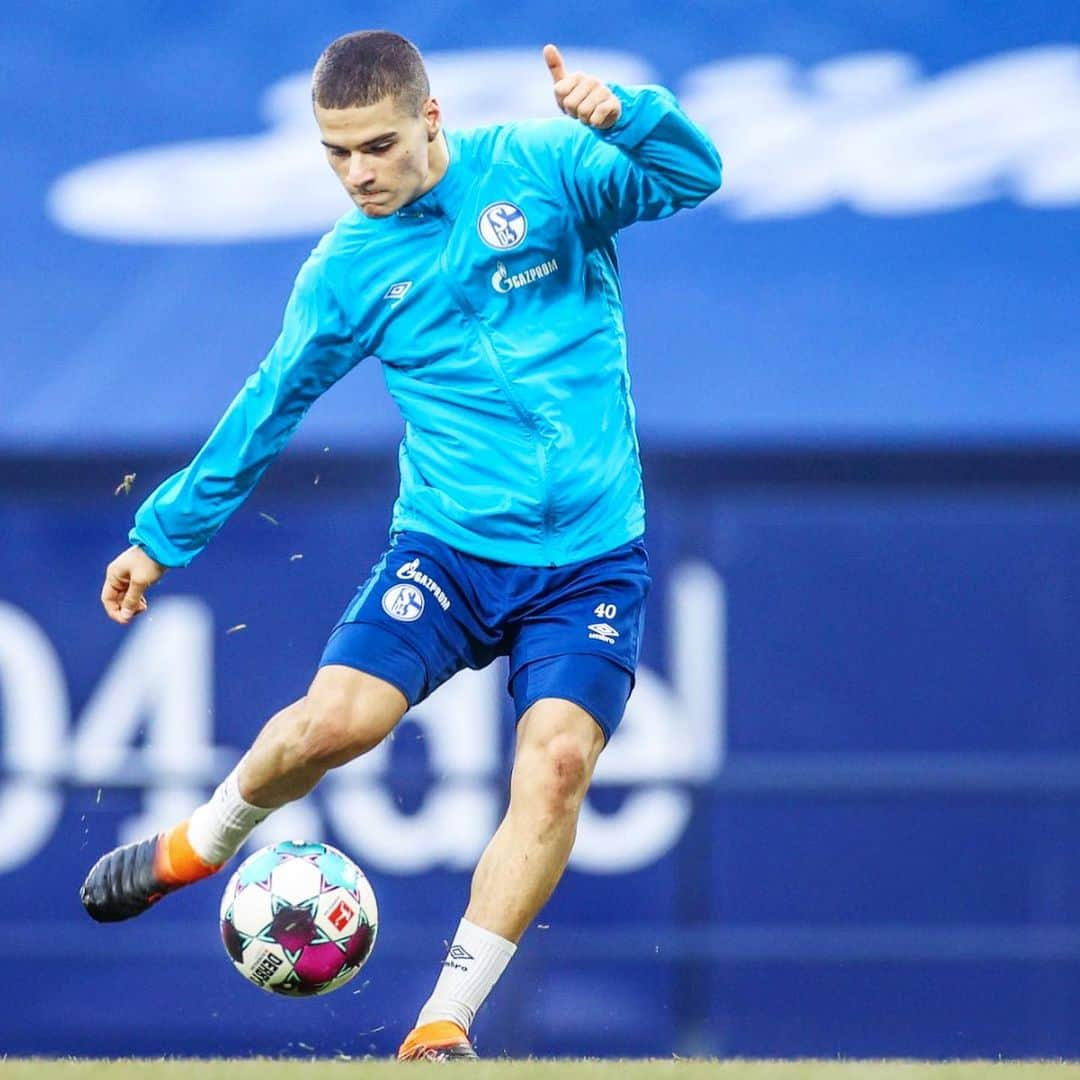 シャルケ04さんのインスタグラム写真 - (シャルケ04Instagram)「BEREIT. 🔵 FÜRS. ⚪️ DERBY. ⚒️ . . #S04 #Schalke #Knappen #Königsblau #Revierderby #S04BVB #NurDerS04 #GEmeinsam」2月19日 22時32分 - s04