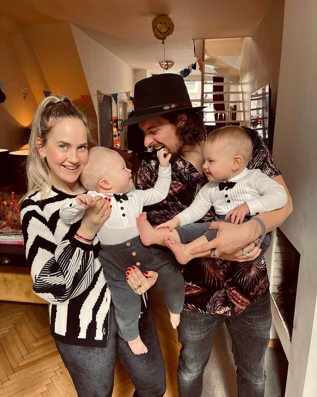 のインスタグラム：「Wolf 1 jaar! En guess what?! Luca ook!! Zo toevallig 😂 🎉 Love you to the moon and back and back again 💙💙🌙✨」