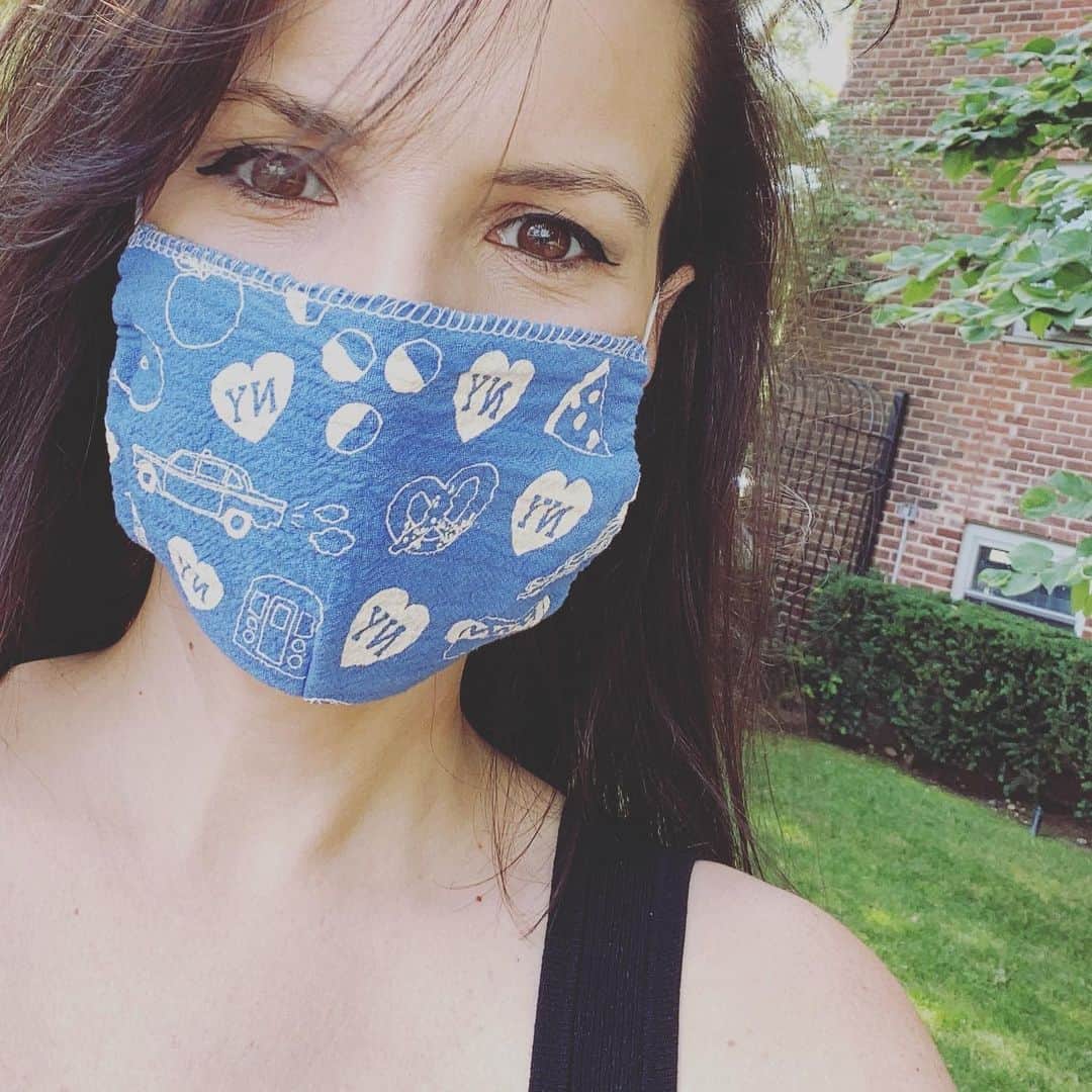 マップトートのインスタグラム：「Friends don't let friends go unmasked! 😉😷 Thanks for the cute #selfie @iamstamm. ⁠ .⁠ .⁠ #NYStrong #MaskUpNY #MadeInNewYork」