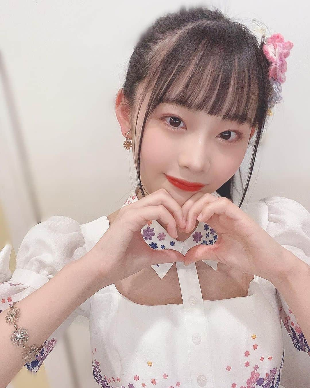 川嶋美晴のインスタグラム：「チームKⅡ 「あざとくて何が悪い！Kllかわいい王決定戦！」  ありがとうございました！  楽曲披露で前のめりのセンターをやらせて頂きました。  大好きな楽曲でトップバッター初めてのセンター、とても緊張しましたがとても貴重な経験になりました✨  この曲のイメージで前のめりは絶対ストレートでやると決めていたのでストレートのポニーテールをしました！  この衣装も大好きです！！  かわいい王にはなれなかったけど、萌え台詞しりとり褒めえてもらえて嬉しかったです☺️  これからもかわいいアイドル目指して前のめりに頑張ります🐰🌷🌷  #SKE48 #idol #アイドル衣装 #前のめり #ポニーテール」