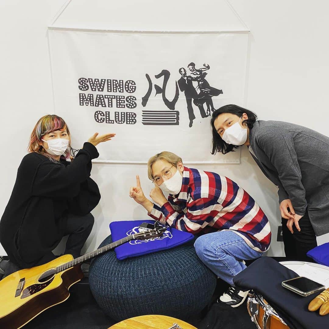 のインスタグラム：「・ ・ 2021年、初揃いのクラムボン3人でした。  今年こそ、沢山皆さんと逢えますように✨  どうぞよろしくお願いいたします！！  あと、会員制アプリ『Fanicon』にて、  今日から開始したプログラム『Swing Mates Club 凡』  アプリ先行でのMVや、グッズ、そしてLIVEなど！  沢山これからもこちらで提供しますので、  ぜひ皆さま会員登録よろしくお願いいたしますー！！  さあ、今年も走り続けますよ✨  #clammbon #クラムボン #原田郁子 #伊藤大助 #ミト #fanicon #swingmatesclub凡 swingmatesclubk」