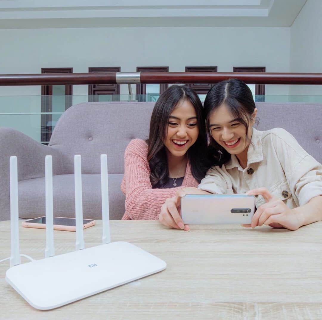 ガブリエラ・マルガレット・ワラオーのインスタグラム：「Halooo. Aku lagi seneng banget nih, @xiaomi.indonesia baru ngeluarin beberapa produk AIoT terbaru!   Produk-produk yang diluncurkan hari ini diantaranya; - Mi Router 4C - Mi Router 4A Giga, dan - Mi 360 Home Security Camera 2K  Produk AIoT terbaru dari #Xiaomi ini pastinya bisa bikin internetan makin nyaman dan bikin rumah makin aman. 💙  Kamu bisa dapatkan produk-produk ini di mi.com dan official store Xiaomi di Tokopedia. Ada promo menarik juga dari Xiaomi, jangan sampe ketinggalan ya! #gakcumahape」