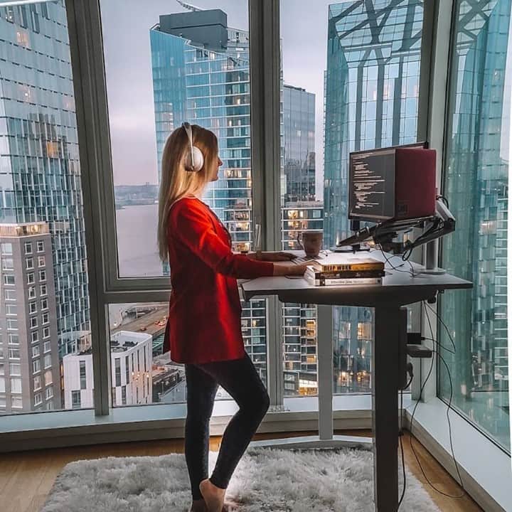 BOSEさんのインスタグラム写真 - (BOSEInstagram)「That setup. That view. That feeling of bare feet on a fuzzy carpet. It's called balance. #WFH #BoseHeadphones   Thanks for being a Bose fan, @anna.tech! You can share your photo using #MyBose for a chance to be featured.​」2月19日 22時30分 - bose