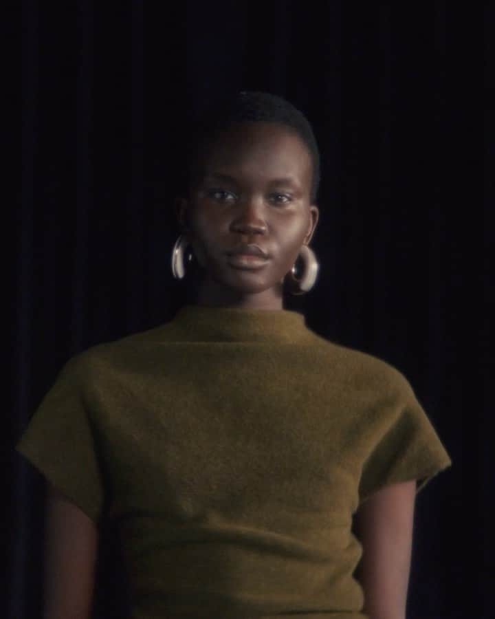 プロエンザスクーラーのインスタグラム：「Proenza Schouler Fall Winter 2021 @achenrin walks in the Wool Knit Twisted Dress in dark loden green Discover the collection at proenzaschoulerfw21.com and nyfw.com @danielpshea @brian__molloy @nyfw @imgfocus #proenzaschouler」
