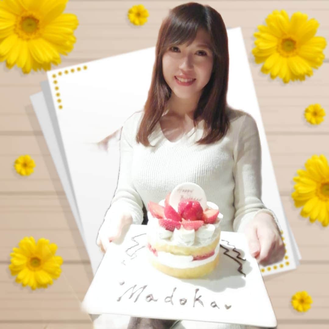 のインスタグラム：「🎁🎂ケーーーキもありがとうございました💗 ·(#時差投稿🍰) 嬉しかった🥺なおちゃんkさんありがとうございました❤️ 写真も@naoko._.ishii なおちゃんに撮ってもらいました🍑(o´ з｀o)♪ · · 2.14bd. 当日は皆様と瀬戸マドカ配信liveサイン会で(画面越しではありますが)一緒に過ごさせていただき幸せでした😌皆さまありがとうございました🌈 · · · #苺 #苺ケーキ #ショートケーキ #丸の内 #女子会 #birthday #birthdaycake #japanesegirls #strawberry #strawberrycaka #瀬戸マドカ #ありがとうございました #誕生日サプライズ #ケーキ #cake」