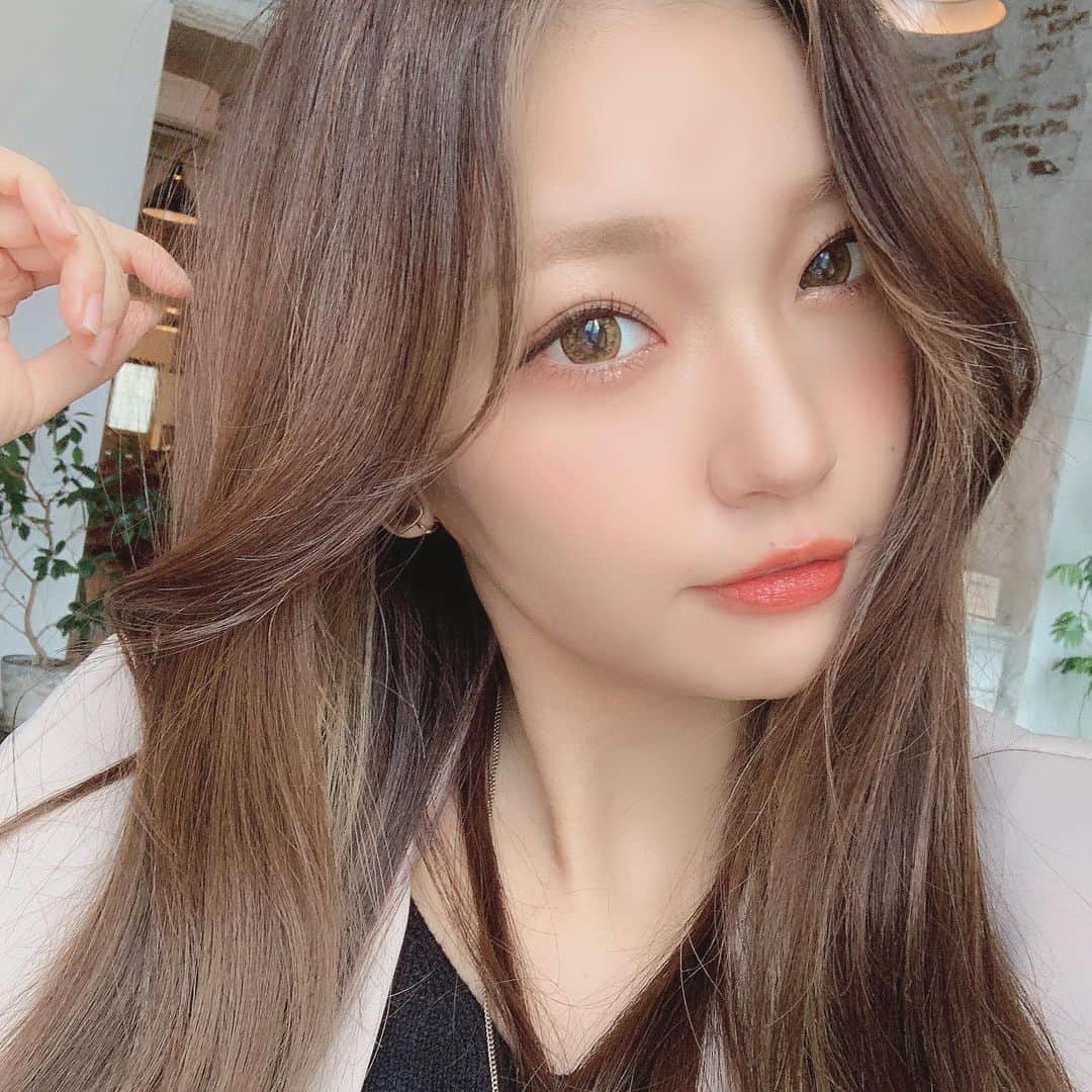 いっちゃん/嶋津 いつみのインスタグラム：「. . 最近仕事忙しくてお疲れ気味やったから 自分へのご褒美Timeしてきた話😀✨ . . . . 最近オープンした 女性専用の個室プライベートサロン @aimer_privatesalon で ドライヘッドスパして貰ったよー♡ . . . . 頭皮って顔と繋がってるから ヘッドスパでほぐすことで 顔の血流も良くなって浮腫みも解消できるし🧐 . . 何より超絶癒されるー😭💓💓💓 . . . . ドライヘッドスパやから 髪の毛も濡れへんし、 仕事帰りとかに気軽にできるのがいいなぁ❤️と思った🙆‍♀️ . . . . . 他にも ♥フォトフェイシャル ♥脱毛  とかのメニューもあるんやけど 「いっちゃんのインスタ見た」で、 なーんと20%offになります🥺✨ . . 美容施術興味あるけど… クリニックはハードル高い💦って思ってる人とかは こういうプライベートサロンで フォトフェイシャルとかから始めたらいいと思うー🤗 . . . 次は私もフォトフェイシャルしてみよかなぁ…🐯💜 . . . . . #ドライヘッドスパ #プライベートサロン #女性専用 #関西  #関西サロモ  #サロンモデル #サロモ #いっちゃん  #フリーモデル #関西モデル  #あざといっちゃん #かわいっちゃん #いっちゃんコーデ  #ブライダルモデル #アレンジモデル #ヘアカラー  #ヘアアレンジ #くしゃ顔  #치맥  #좋아요환영 #소통환영 #팔로우환영 #팔로미 #인친환영 #친구해요 #셀카 #셀피」