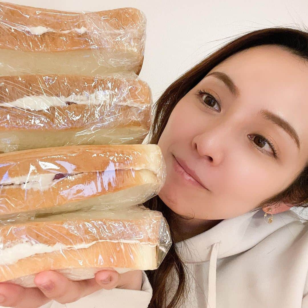 若林翔子のインスタグラム：「. . 明日の朝食のためにサンドイッチ仕込みました🥪  中は今が旬の…😘うふ❤️  これはですね、先日YouTubeのマキ先生に教えてもらったものを早速実践したのです😉 簡単でちょーおいしすぎるから早く公開になったらいいなぁ😍  明日の萌え断が楽しみー😂😂😂  #サンドイッチ　#sandwich  #YouTube #料理と暮らす #萌え断サンド #萌え断って知ってる？私は知らなかった #わくわく♡」