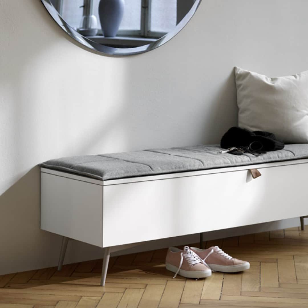 BoConceptのインスタグラム：「Multifunctional design makes for harder working homes. Take our Lugano bench for example.   Lift its lid and discover lots of handy storage space. The design comes in two colourways and can be customised with or without an upholstered seat.   #boconcept #liveekstraordinaer #danishdesign #bench #storagebench #hallway」