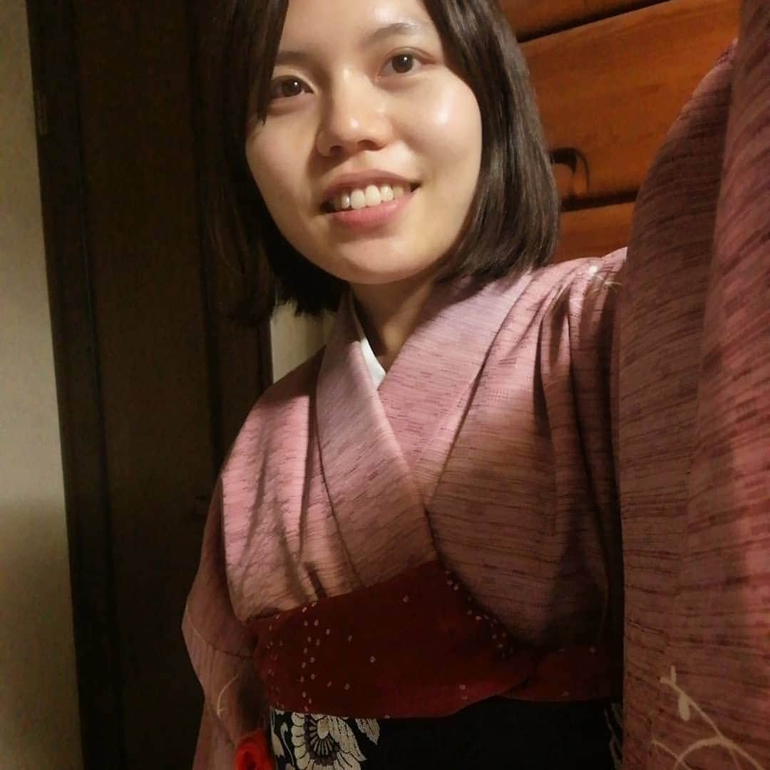 のインスタグラム：「いつぞやの、母に着付けてもらった時の👘 着付けの練習のマネキンになっていたので「これ急いでやったから汚いよー！｣と母は言っていたけど、私は私で家族と居るときなので120%すっぴんだけど、なんかこの写真すきだよ。📸 着物でお茶会とか～いきたいな～～🍵🌸」
