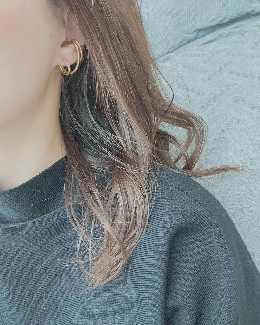 乙黒えりのインスタグラム：「@milaowen の イヤカフ風ピアス  ピアスになってるので落ちません。  いっつも落としそうで落ちないイヤカフにちょっとハラハラしてるんだけどこれなら平気そう。  ミラオーウェンは服も普段着に使いやすいので毎シーズン買ってるかも。 #ママコーデ#ピアス＃イヤカフ#イヤカフ風ピアス#アクセサリー#ママアクセサリー」