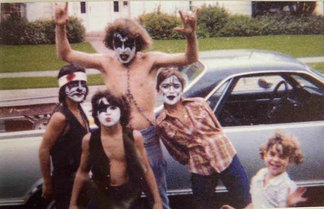 KISSさんのインスタグラム写真 - (KISSInstagram)「#FlashbackFriday: Thanks #KISSARMY for sharing your 1970's #KISSMemories. Amazing photos!  Show us your oldest personal #KISS related photo!」2月19日 22時39分 - kissonline