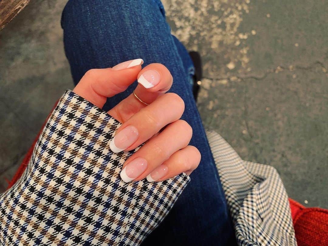 柳めぐみのインスタグラム：「. . Perfect french nails♡ . フレンチネイルが大好きで自分の中の拘りがあるんだけど、やっぱりネイリストさんによって同じようにオーダーしても形やフレンチの幅が違ったりするのですが、つい最近本当に私好みのフレンチに仕上げてくれるネイリストさんに出会いました。 彼女の技術はもうご覧の通り一寸の狂いもないほどすごいんだけど、最後の最後まで1mm単位で入念に調整してくれるその姿勢はもはやネイル職人。💅✨ Sonobe Frenchと呼ばせてもらおう。 （担当さんの名前🤣すいません！） 綺麗なフレンチネイルは本当に気持ちがいい🤍🌿 . #frechnails  #フレンチネイル #王道フレンチ #フレンチネイル大好き #フレンチ迷子の方オススメ #chaff」