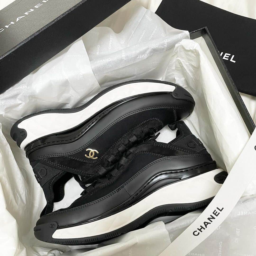 AYUMIのインスタグラム：「. ・ イロチ買い🤍🤍 ・ このスニーカー本当好き👟👟 ・ ・ #chanel」