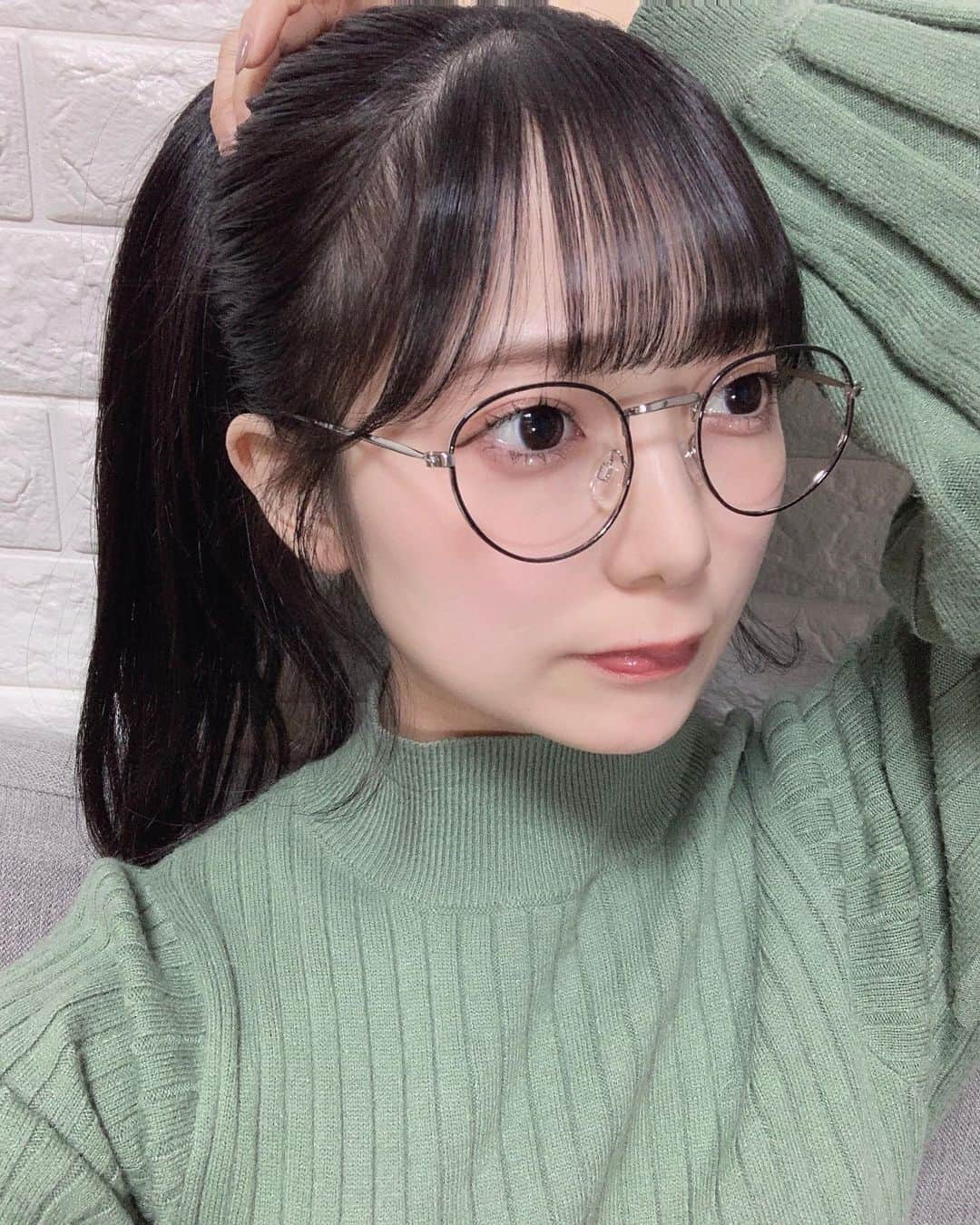 南波陽向のインスタグラム：「👓🤍🤍  #ポニーテール #黒髪 #黒髪ロング #めがね女子 #だてめがね #nmb48 #南波陽向」