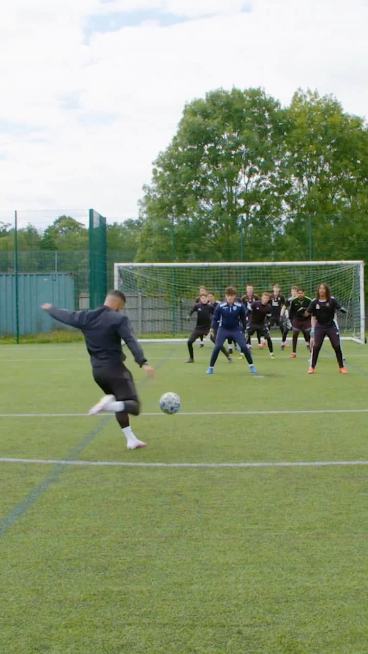 のインスタグラム：「How many keepers? 😱🤯  #football #footballskills #footballtricks #ronaldo #messi #mbappe #neymar」