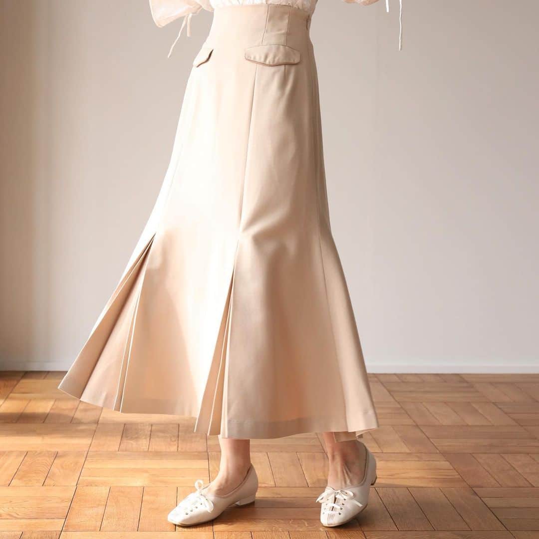 one after another NICECLAUPさんのインスタグラム写真 - (one after another NICECLAUPInstagram)「Cherie chuu﻿ 4th collection﻿ ﻿ 2/20 sat 21:00preorder﻿ 全5items﻿ ﻿ ﻿ 【piping belt  trench coat】﻿ ¥10,800+tax﻿ ﻿ パイピングベルトがポイントの﻿ ロングトレンチ。﻿ ﻿ ジャケットのように軽く羽織れる﻿ デザインなので春本番にも活躍間違いなし。﻿ ﻿ ﻿ ﻿ 【pleats retro mermaid skirt】﻿ ¥6,900+tax﻿ ﻿ 配色パイピングのフラップポケットが﻿ 大人レトロな雰囲気を醸し出す﻿ マーメイドスカート♥︎﻿ ﻿ 裾だけ部分プリーツになった﻿ 目を惹くデザインがは一目惚れ必至♥︎﻿ ﻿ ﻿ ﻿ トレンチコートとマーメイドスカートで﻿ 大人セットアップの完成🥀﻿ ﻿ トレンチコートはセットアップで着られる﻿ light beige/beige/brown check﻿ の3色をご用意。﻿ ﻿ ﻿ ﻿ #cheriechuu ﻿ #シェリーチュー　﻿ #skirt #マーメイドスカート　#トレンチコート　﻿ #trenchcoat」2月19日 22時43分 - niceclaup_official_