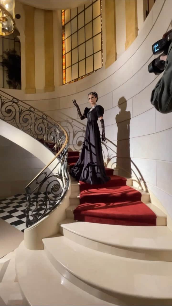 アリス+オリビアのインスタグラム：「I made a momentary cameo during our Fall21 collection shoot—-I am so proud of my entire ao team and the work they put into this collection and truly this whole year!! The transformation brands had to make on so many levels is almost indescribable...it took teamwork, love, and passion....and a lot of hard work! I love you #teamAO !!!」