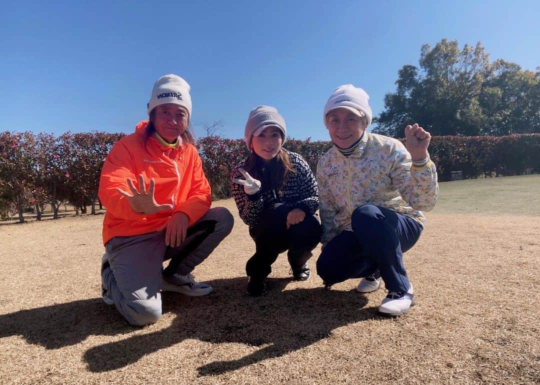 青木茉里奈のインスタグラム：「⛳️🍂 2日間のプチ合宿、ありがとうございました🙏🏻たくさん良い練習が出来ました✨ 初日の夕方から父も合流して。何年か振りに同組でラウンドしました✨昔よりは少し落ちた気がしたけど、それでも平均飛距離260〜280y。年に5回もラウンドしないのにスタートからパー続き😳凄く難しいところからパーを拾ってくるのですw 最後はバーディーで締めくくり、なかなか良いゴルフしていましたw  ジュニアの頃、凄くスパルタで厳しかった父だけどそれも今では本当に感謝。今日は今の私のゴルフを褒めてくれて、それも自信に繋がりました。 応援してくれている方々に、早く結果で恩返ししたいと日々思います。 やる事たくさんあるけど、もう少しだと思うので、頑張ります⛳️🏋️‍♀️ _ _ _ _ _ _ _ _ _ _ _ _ _ _ _ _ _ _ _ _ _ _ _ _ _ _ _ _ #golf #プチ合宿  #ありがとうございました #感謝」