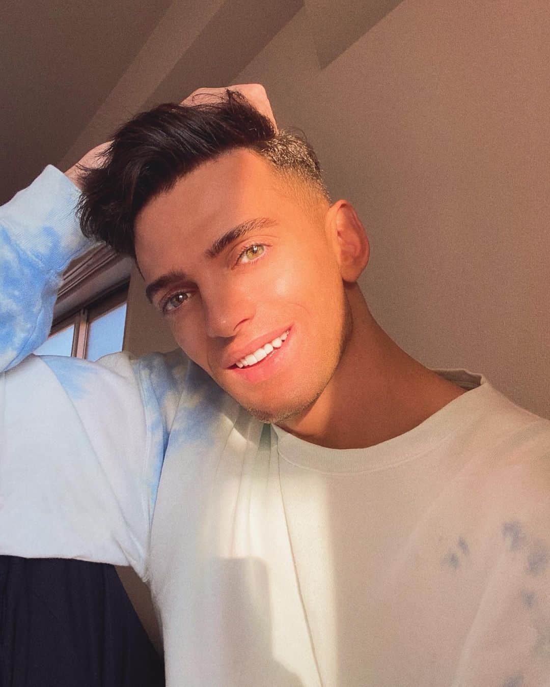 ベンジャミンのインスタグラム：「Let’s hear it for a four day weekend🥳 4連休だぞ〜(特に何もしないけどね🤪) . .  Haircut by @premiumbarber_harajuku.t_ayaka」