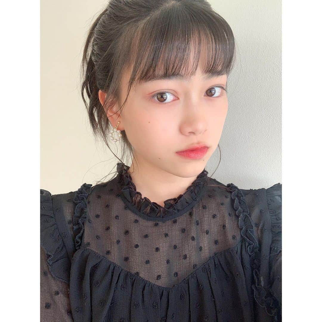 広瀬まのか︎さんのインスタグラム写真 - (広瀬まのか︎Instagram)「おやすみなさい🐏 少し前に撮った写真です、Twitter限定にしとくのはもったいないかな〜と。  ピンクのアイラインがポイントのナチュラルメイク🌼 やっぱりポニーテールが楽⛲️  #広瀬まのか #ロマノティック」2月19日 22時45分 - manoka_hirose