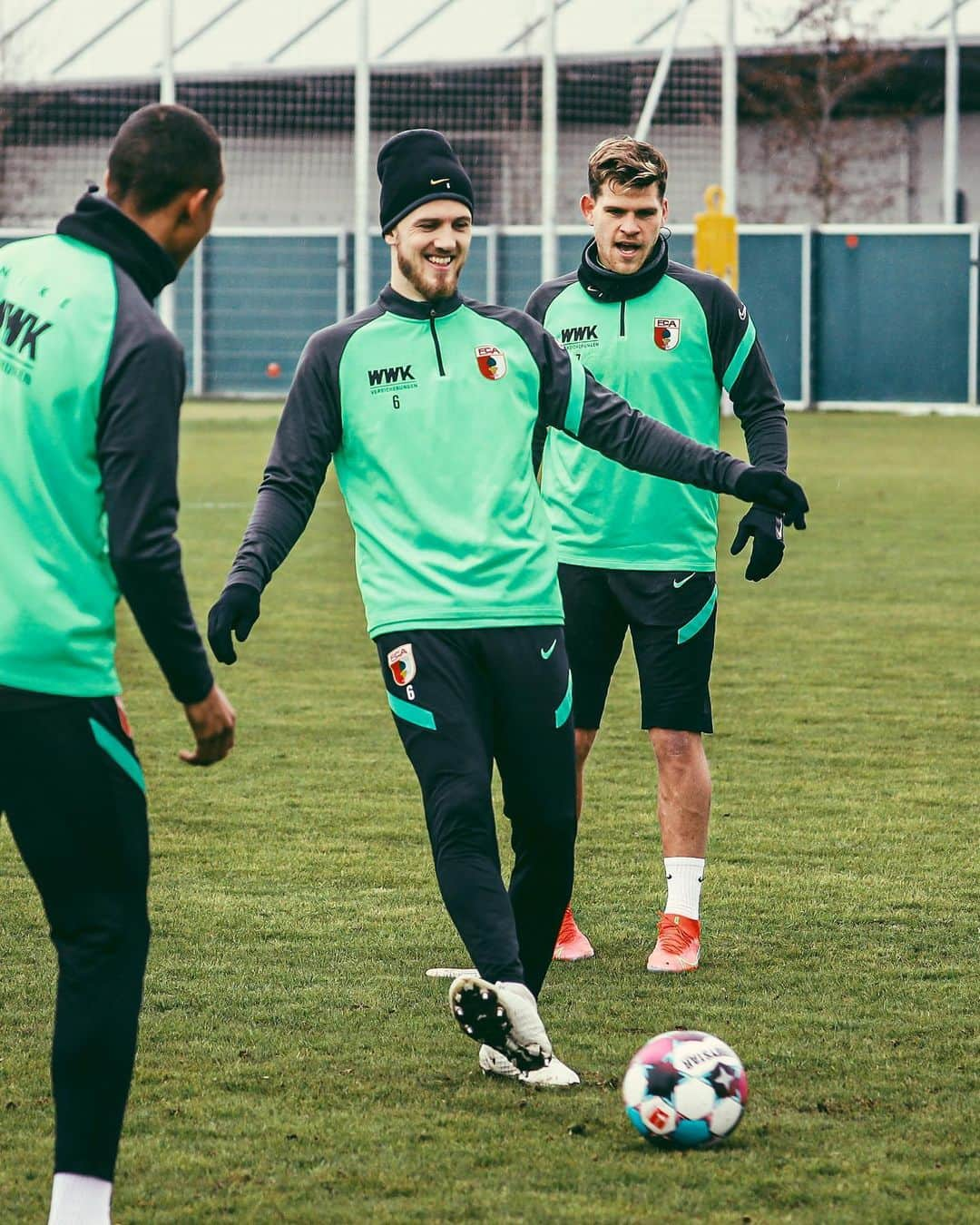 FCアウクスブルクさんのインスタグラム写真 - (FCアウクスブルクInstagram)「Keep smiling! 🙂  #FCA #FCAB04 #FCA1907 #fcaugsburg #Gouweleeuw #Training」2月19日 22時46分 - fcaugsburg1907