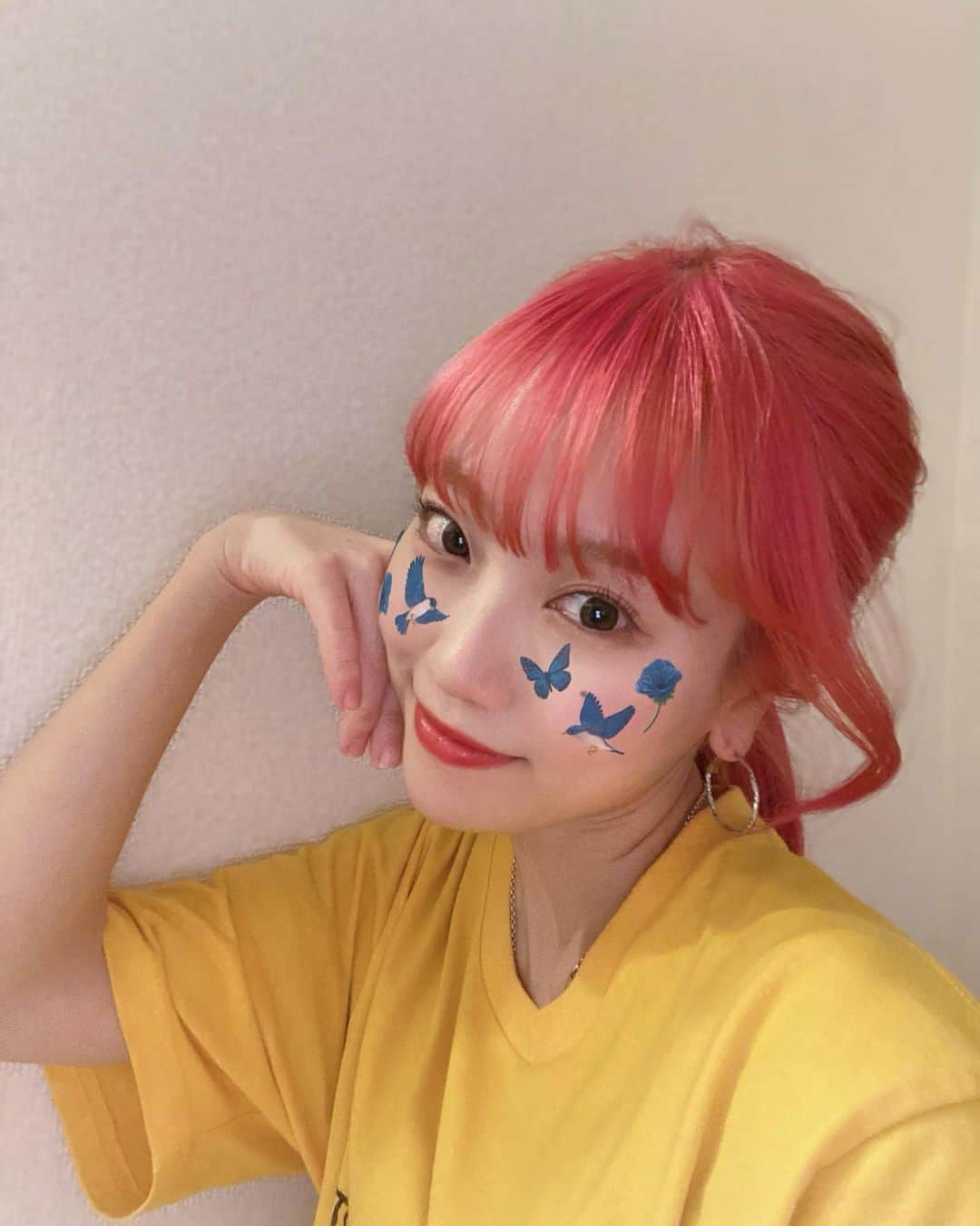 菜々香のインスタグラム：「念願の ホットなピンクマンになりました。🦋💗  🍒🇩🇰🤍🪞🕌🩰 #haircolor#pinkhair#myhairstyle」
