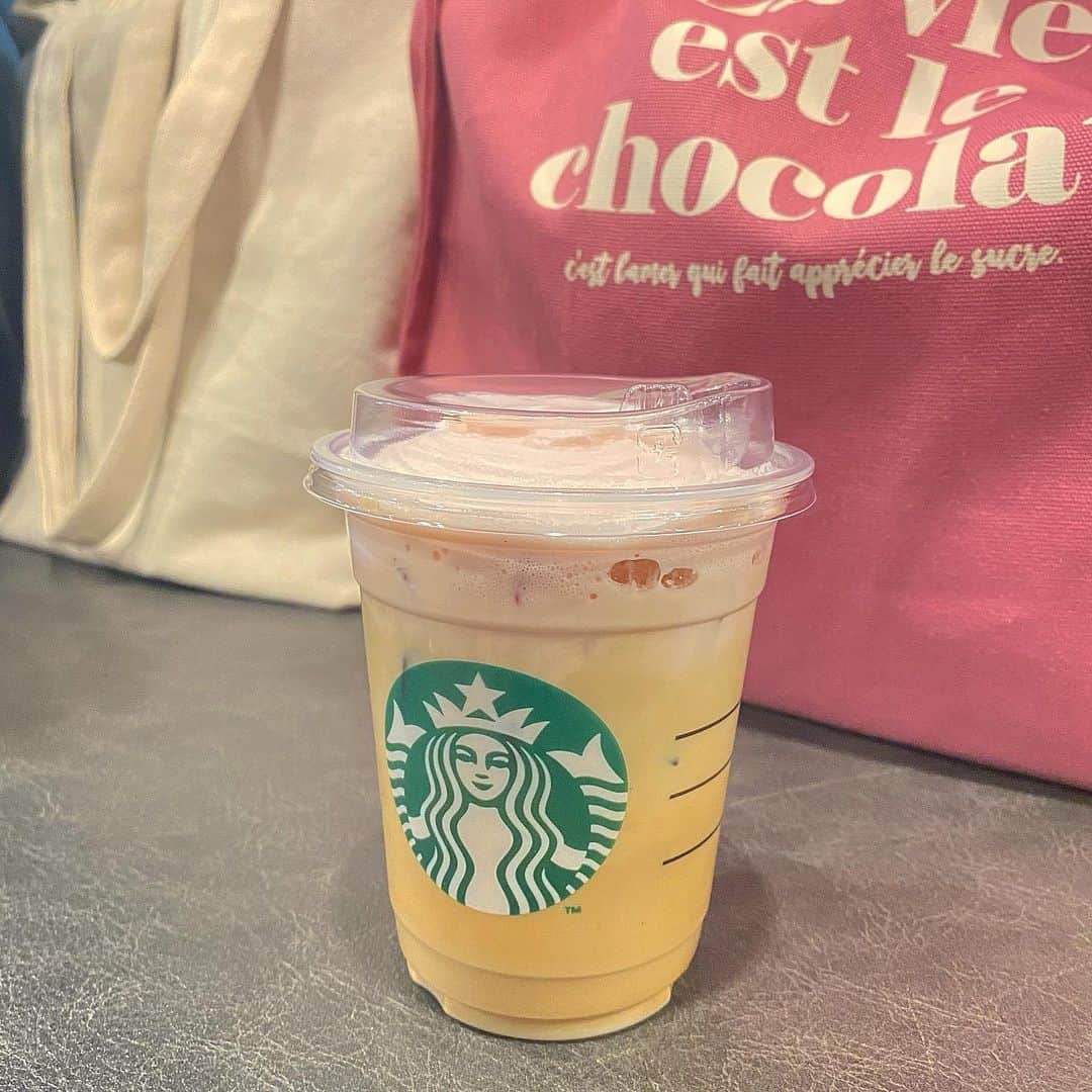 のインスタグラム：「. . 早速飲んだのだが、最強に美味しかった🤍🍓🌸 . ホワイトモカにいちごのムースが上に乗ってて、アイスなのにストロー無しで飲むってのが新鮮でとっても美味しかった♡ . . 甘すぎず、飲みやすい🍓🍓🍓 . . . 桜の期間は、沢山飲みたい…😋 . . . #starbucks #新作  #ストロベリーピンクムースホワイトモカ  #cafe #珈琲 #スターバックス」