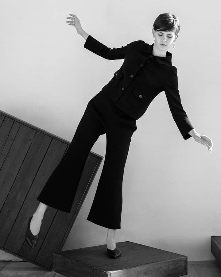 ミラショーンのインスタグラム：「Athletic balance. ⠀ ⠀ ⠀ #milaschon #totalblacklook #bellbottompants #balance #blackjacket #blackandwhitephotography #bandw」