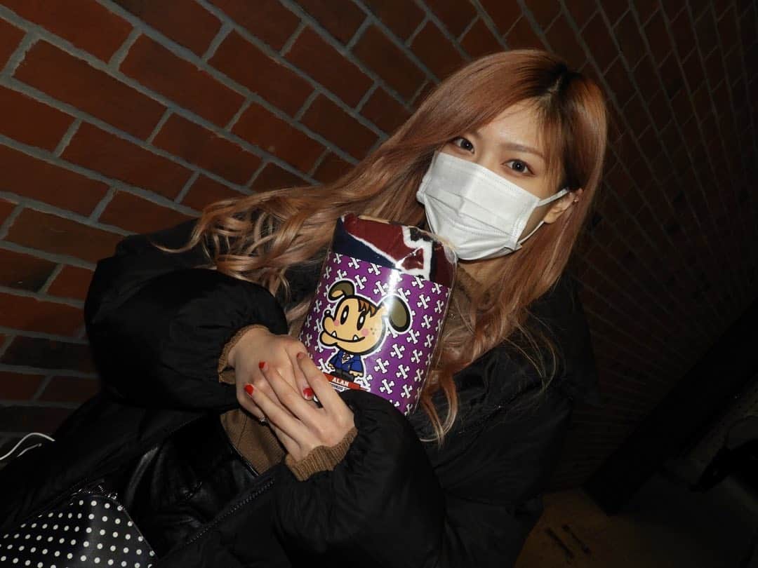 林優菜のインスタグラム：「. フラッシュありとナシで全然違う！(笑) . いっぱい撮ってもらったよ〜✌🏻 . (載せ直しごめん) . . . #GENE犬 #ポートレート #カメラ #ノーマルカメラ #📸 #エクステ #ピンクヘア #推し事」