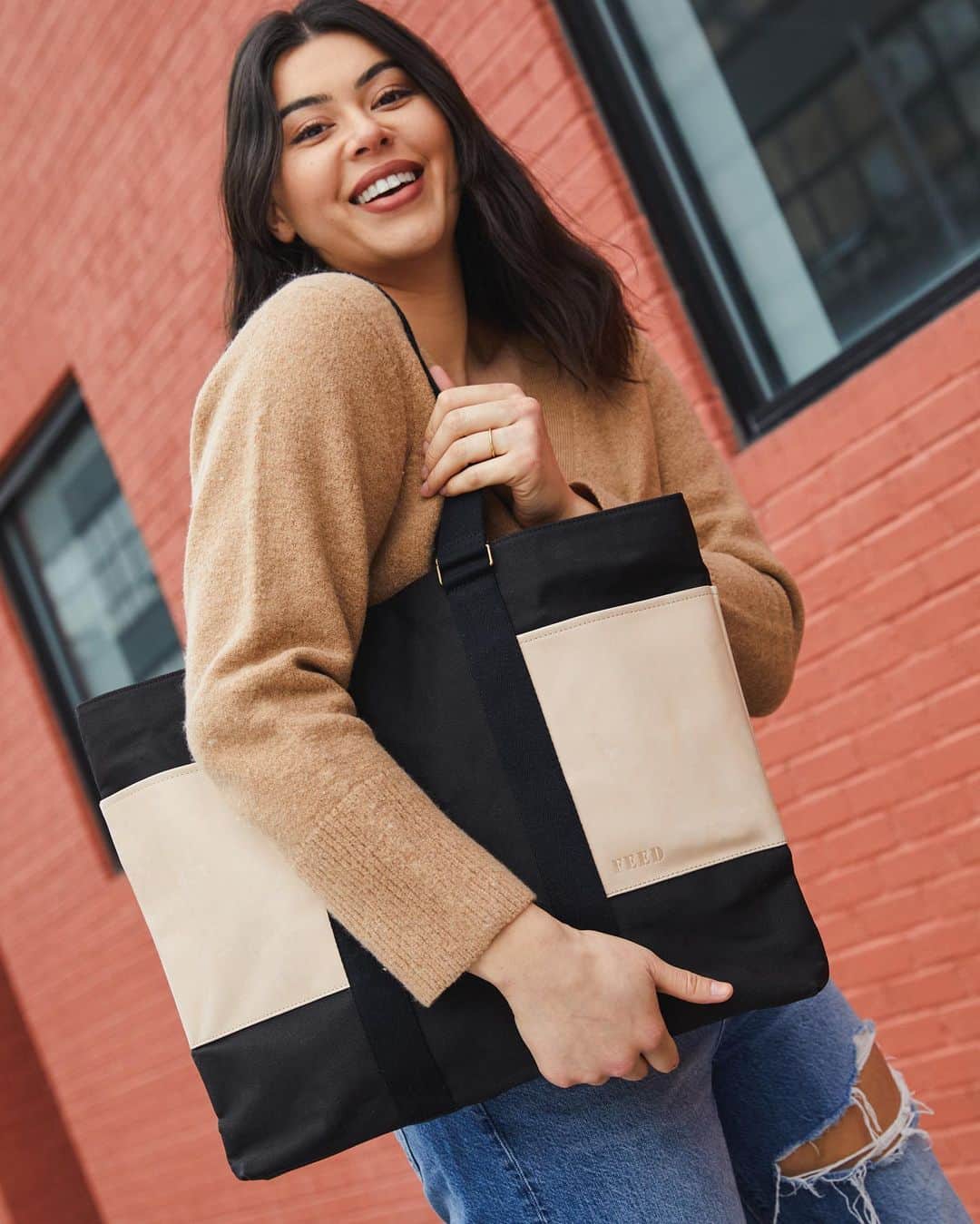 フィードプロジェクツのインスタグラム：「When you take your new bag (and yourself) for a stroll outside of the house 😊😁」